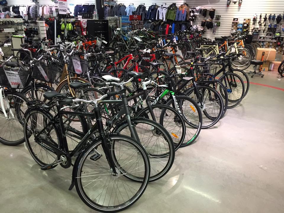 Mekaniker som servar en cykel i verkstaden